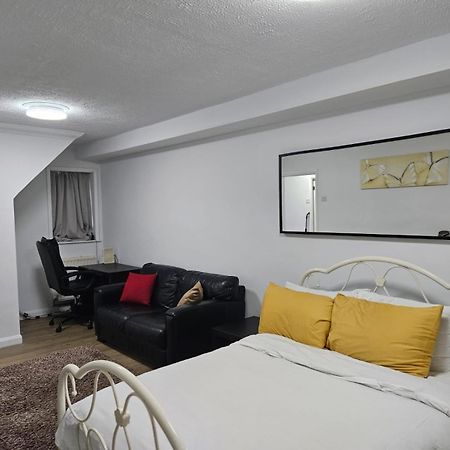 Charming 3-Bedroom Retreat With Modern Comforts South Ockendon エクステリア 写真