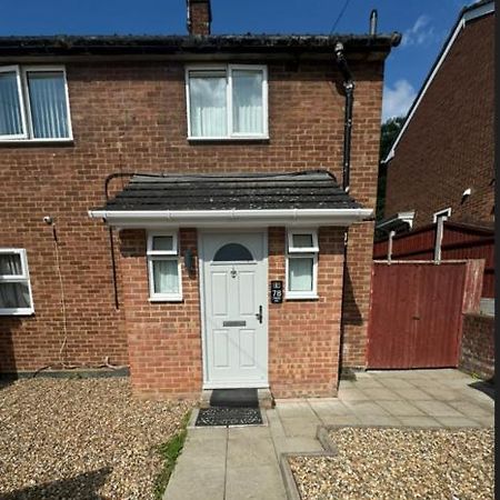 Charming 3-Bedroom Retreat With Modern Comforts South Ockendon エクステリア 写真