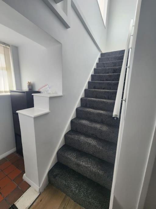 Charming 3-Bedroom Retreat With Modern Comforts South Ockendon エクステリア 写真