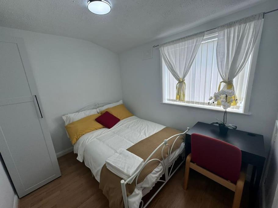 Charming 3-Bedroom Retreat With Modern Comforts South Ockendon エクステリア 写真