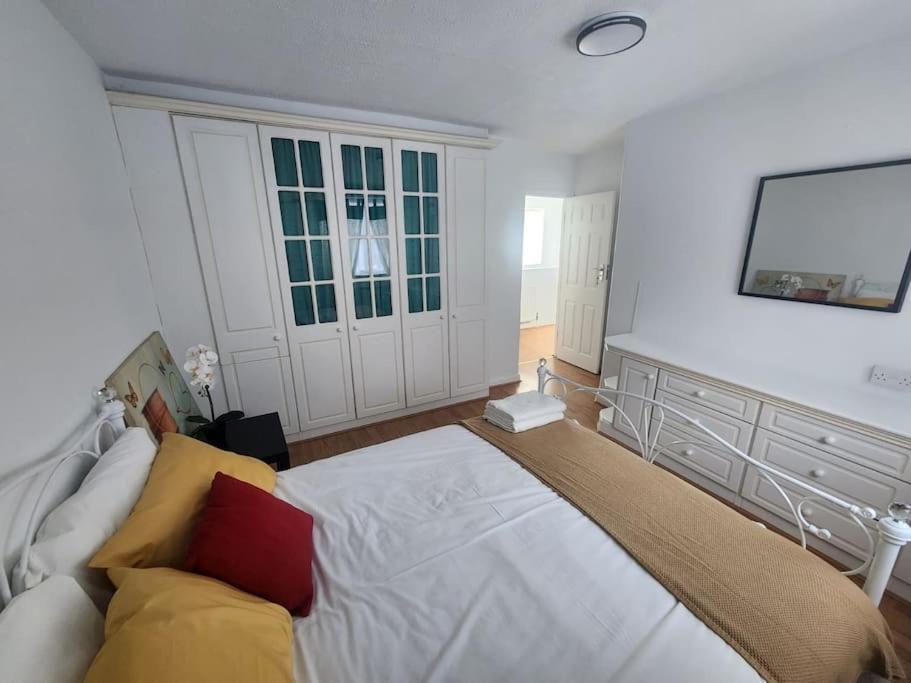 Charming 3-Bedroom Retreat With Modern Comforts South Ockendon エクステリア 写真