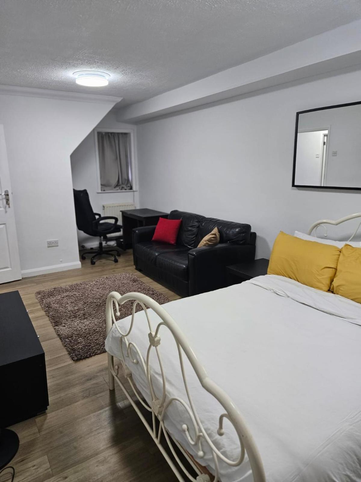 Charming 3-Bedroom Retreat With Modern Comforts South Ockendon エクステリア 写真