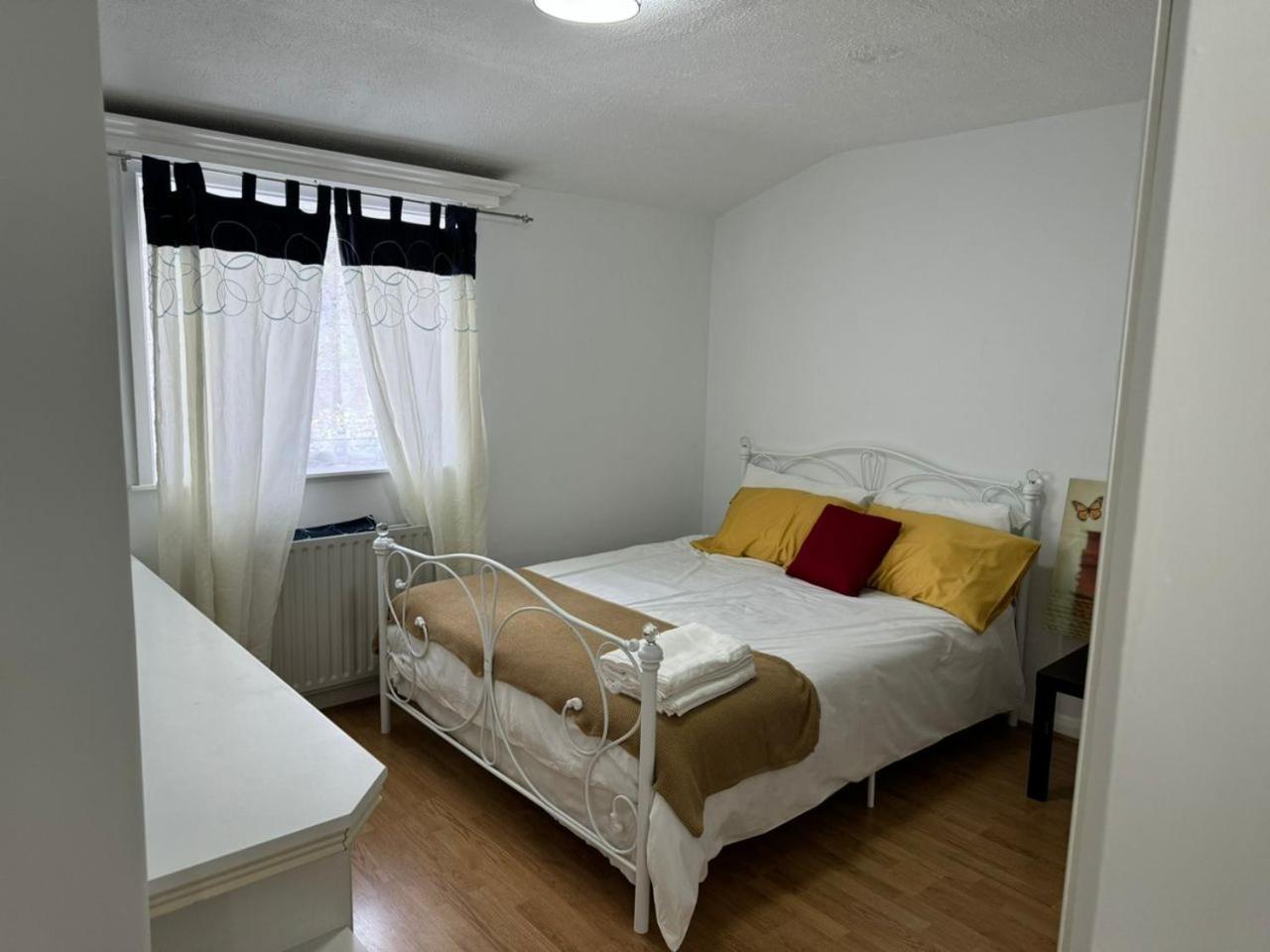 Charming 3-Bedroom Retreat With Modern Comforts South Ockendon エクステリア 写真
